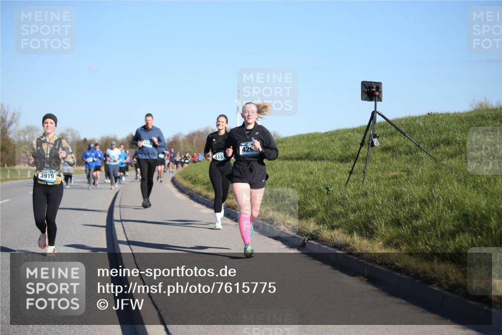 06.04.2025 - 44. Internationalen Wilhelmsburger Insellauf Jannik Wohlers http://msf.ph/oto/7615775 06.04.2025 09:35:45 Laufen 3919, 4493, 415, 426 meine-sportfotos.de