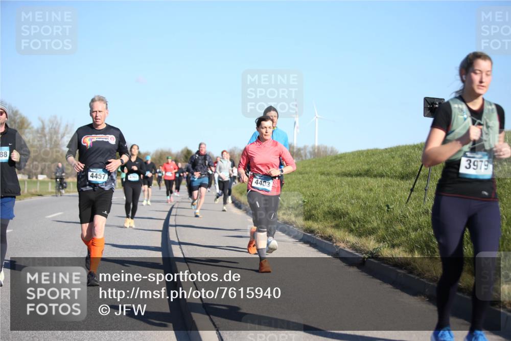 06.04.2025 - 44. Internationalen Wilhelmsburger Insellauf Jannik Wohlers http://msf.ph/oto/7615940 06.04.2025 09:36:20 Laufen 88, 4403, 4457, 3979 meine-sportfotos.de