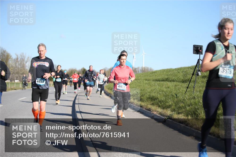 06.04.2025 - 44. Internationalen Wilhelmsburger Insellauf Jannik Wohlers http://msf.ph/oto/7615941 06.04.2025 09:36:20 Laufen 4457, 4060, 4403, 3979 meine-sportfotos.de
