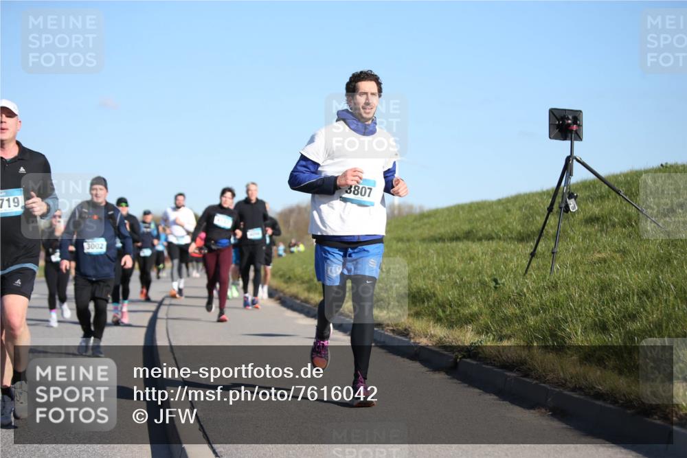 06.04.2025 - 44. Internationalen Wilhelmsburger Insellauf Jannik Wohlers http://msf.ph/oto/7616042 06.04.2025 09:36:43 Laufen 719, 3002, 3807 meine-sportfotos.de