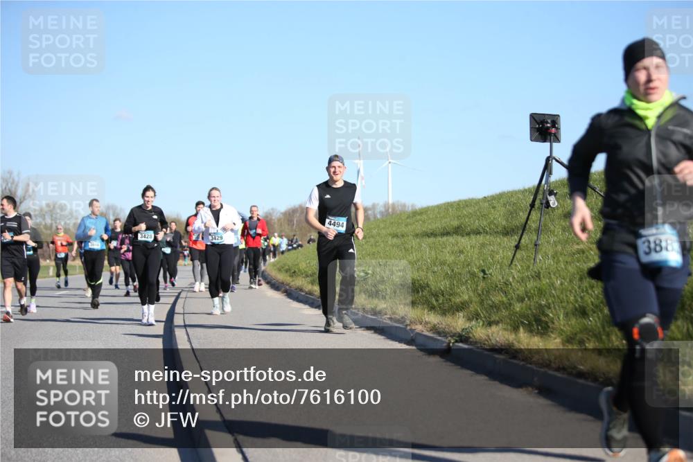 06.04.2025 - 44. Internationalen Wilhelmsburger Insellauf Jannik Wohlers http://msf.ph/oto/7616100 06.04.2025 09:36:55 Laufen 3428, 3429, 4494, 388 meine-sportfotos.de