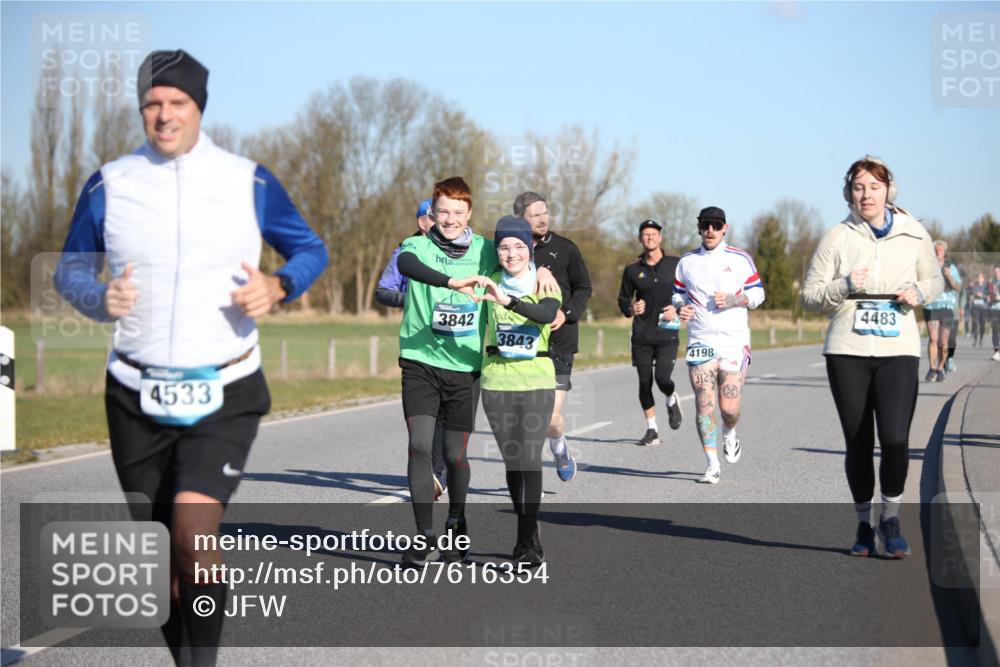 06.04.2025 - 44. Internationalen Wilhelmsburger Insellauf Jannik Wohlers http://msf.ph/oto/7616354 06.04.2025 09:37:52 Laufen 4533, 3842, 4483, 3843, 4198 meine-sportfotos.de