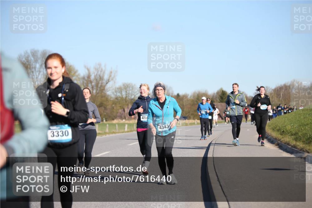 06.04.2025 - 44. Internationalen Wilhelmsburger Insellauf Jannik Wohlers http://msf.ph/oto/7616440 06.04.2025 09:38:13 Laufen 3330, 414, 4343, 3029 meine-sportfotos.de