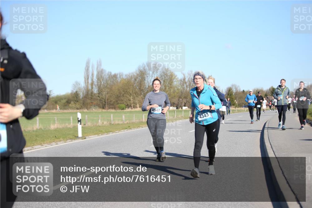 06.04.2025 - 44. Internationalen Wilhelmsburger Insellauf Jannik Wohlers http://msf.ph/oto/7616451 06.04.2025 09:38:15 Laufen 4342, 4343 meine-sportfotos.de