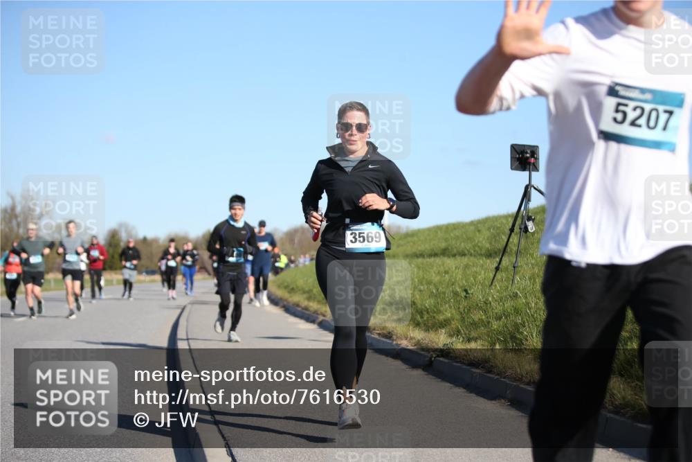 06.04.2025 - 44. Internationalen Wilhelmsburger Insellauf Jannik Wohlers http://msf.ph/oto/7616530 06.04.2025 09:38:37 Laufen 3569, 5207 meine-sportfotos.de