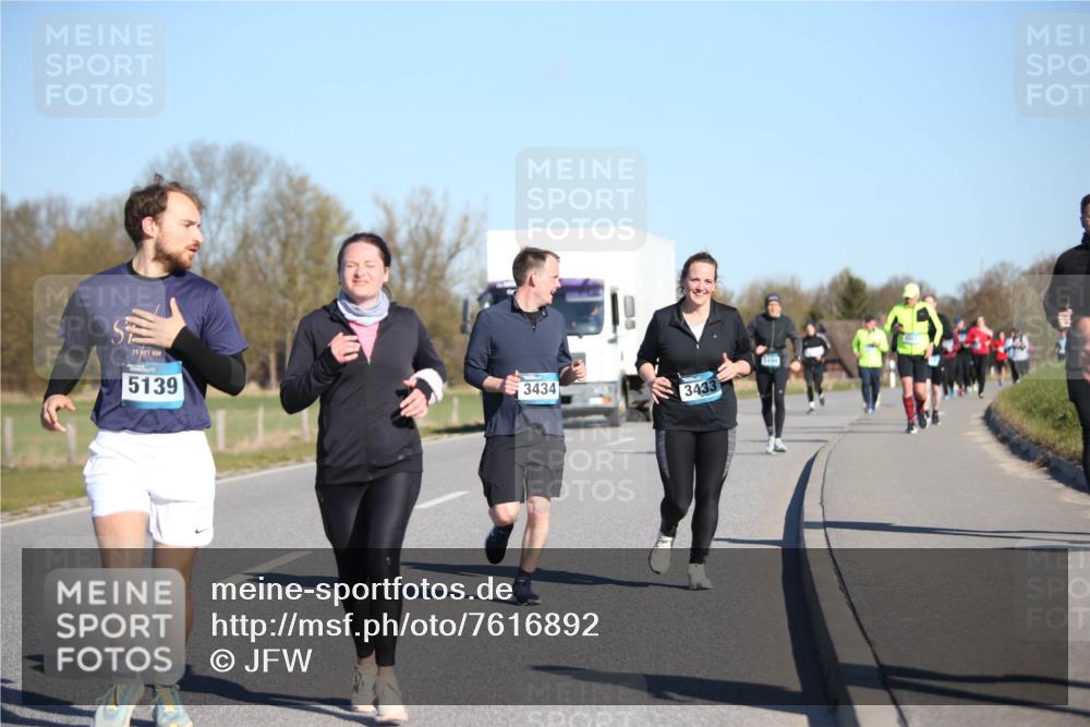 06.04.2025 - 44. Internationalen Wilhelmsburger Insellauf Jannik Wohlers http://msf.ph/oto/7616892 06.04.2025 09:39:58 Laufen 21, 097, 5139, 3434, 3433 meine-sportfotos.de