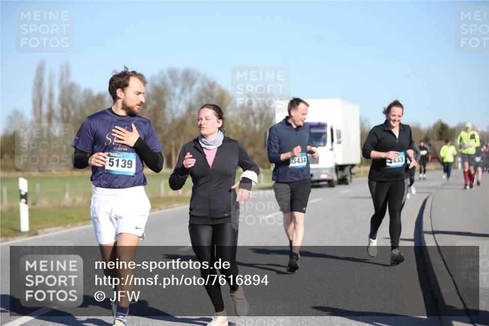 06.04.2025 - 44. Internationalen Wilhelmsburger Insellauf Jannik Wohlers http://msf.ph/oto/7616894 06.04.2025 09:39:58 Laufen 21, 097, 5139, 3434, 3433 meine-sportfotos.de