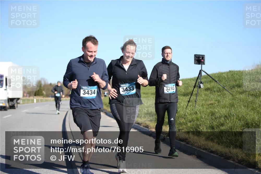 06.04.2025 - 44. Internationalen Wilhelmsburger Insellauf Jannik Wohlers http://msf.ph/oto/7616905 06.04.2025 09:40:01 Laufen 3434, 3433, 3293 meine-sportfotos.de