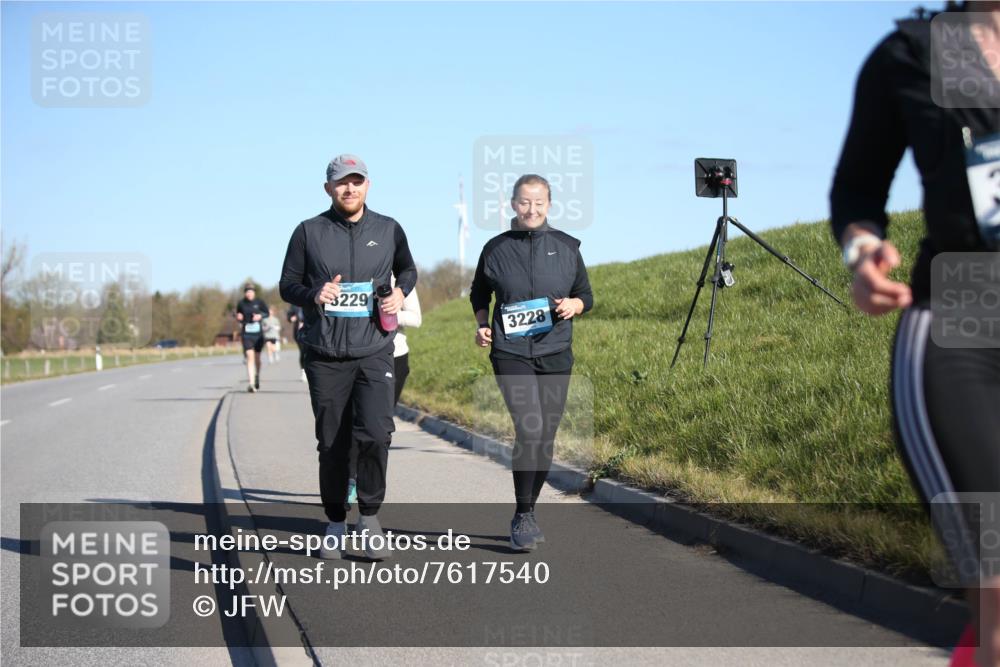 06.04.2025 - 44. Internationalen Wilhelmsburger Insellauf Jannik Wohlers http://msf.ph/oto/7617540 06.04.2025 09:43:16 Laufen 3229, 3228 meine-sportfotos.de