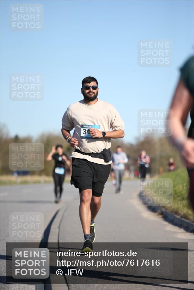 06.04.2025 - 44. Internationalen Wilhelmsburger Insellauf Jannik Wohlers http://msf.ph/oto/7617616 06.04.2025 09:43:45 Laufen 34 meine-sportfotos.de