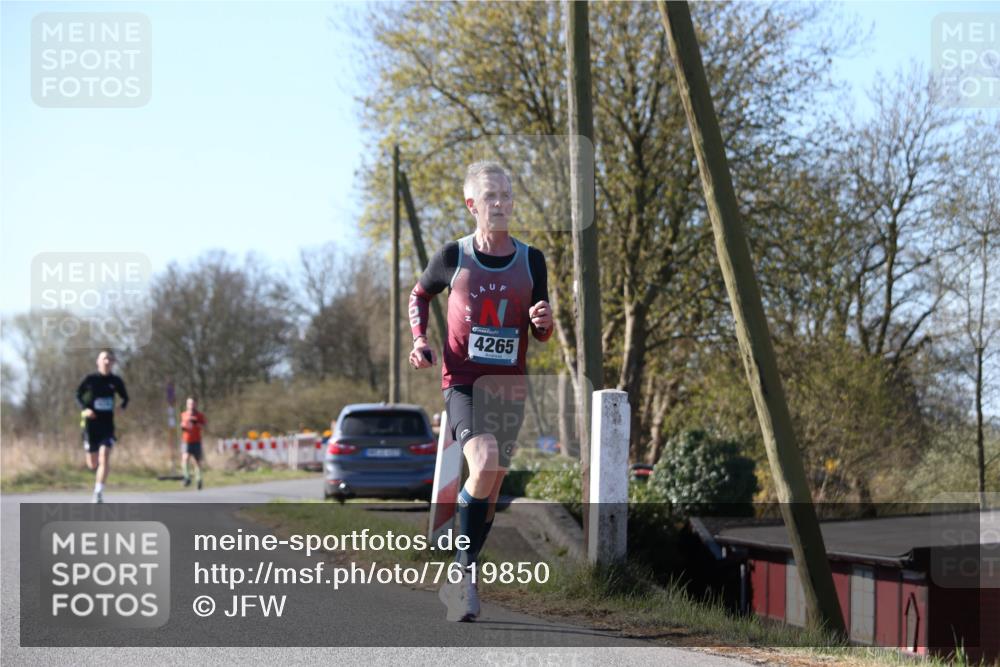 06.04.2025 - 44. Internationalen Wilhelmsburger Insellauf Jannik Wohlers http://msf.ph/oto/7619850 06.04.2025 10:04:30 Laufen 4265 meine-sportfotos.de