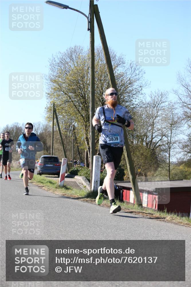 06.04.2025 - 44. Internationalen Wilhelmsburger Insellauf Jannik Wohlers http://msf.ph/oto/7620137 06.04.2025 10:05:41 Laufen 3456, 3839 meine-sportfotos.de