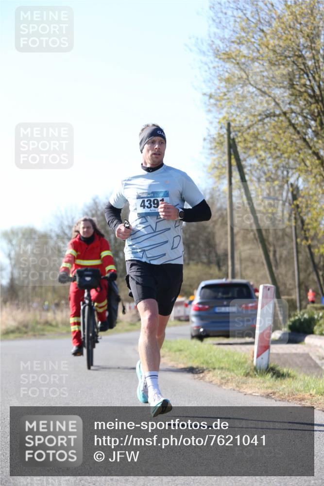 06.04.2025 - 44. Internationalen Wilhelmsburger Insellauf Jannik Wohlers http://msf.ph/oto/7621041 06.04.2025 10:09:24 Laufen 439 meine-sportfotos.de