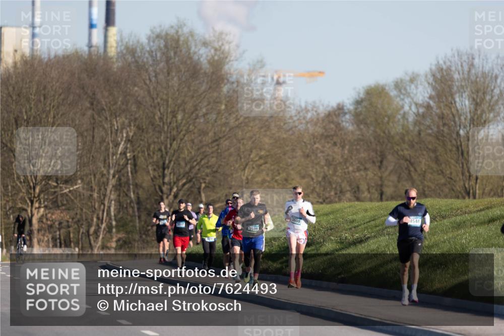 06.04.2025 - 44. Internationalen Wilhelmsburger Insellauf Michael Strokosch http://msf.ph/oto/7624493 06.04.2025 09:17:49 Laufen 3557, 3599, 3600, 4548 meine-sportfotos.de