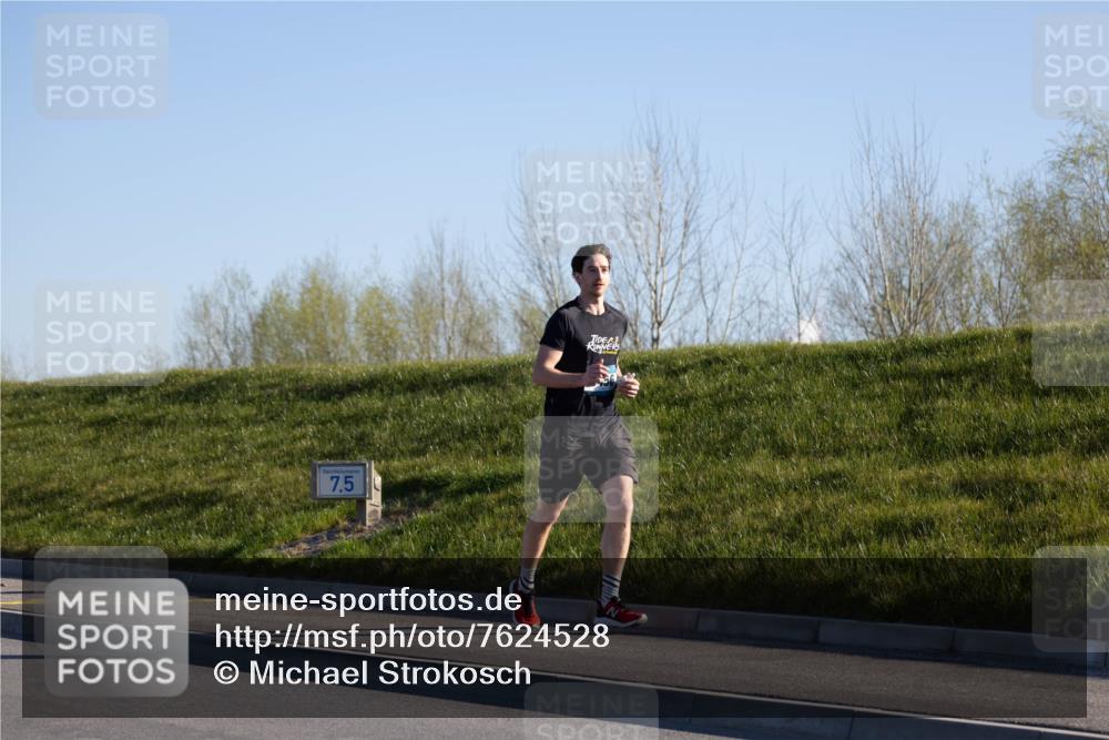 06.04.2025 - 44. Internationalen Wilhelmsburger Insellauf Michael Strokosch http://msf.ph/oto/7624528 06.04.2025 09:18:39 Laufen 7, 5 meine-sportfotos.de