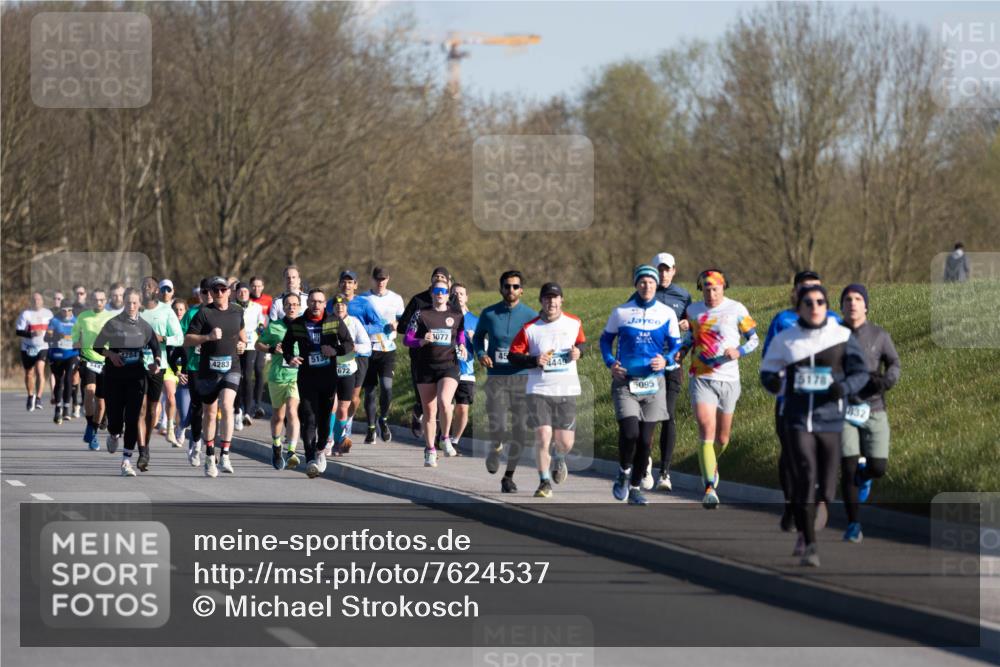 06.04.2025 - 44. Internationalen Wilhelmsburger Insellauf Michael Strokosch http://msf.ph/oto/7624537 06.04.2025 09:24:24 Laufen 284, 4283, 5130, 672, 1077, 45, 4449, 5095, 5178, 432 meine-sportfotos.de