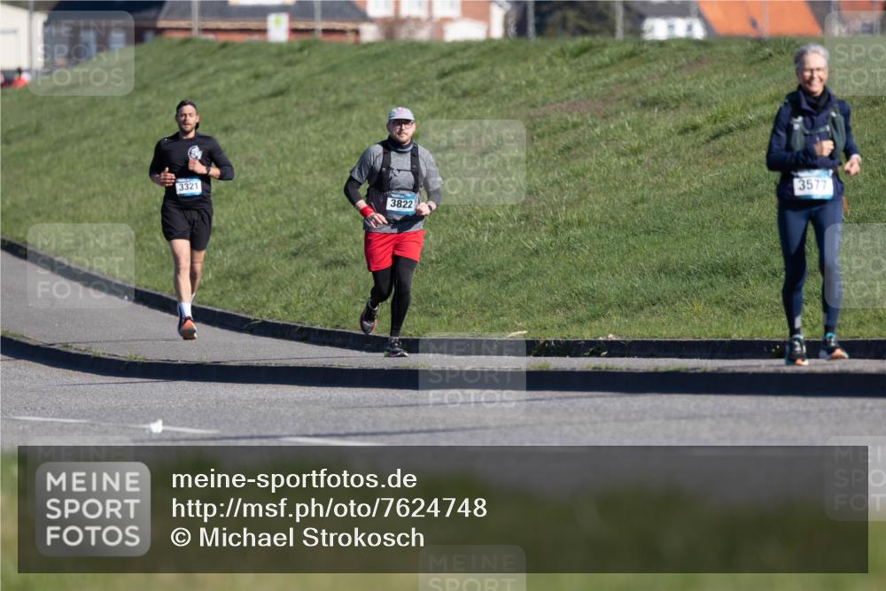 06.04.2025 - 44. Internationalen Wilhelmsburger Insellauf Michael Strokosch http://msf.ph/oto/7624748 06.04.2025 10:15:04 Laufen 3321, 3822, 3577 meine-sportfotos.de