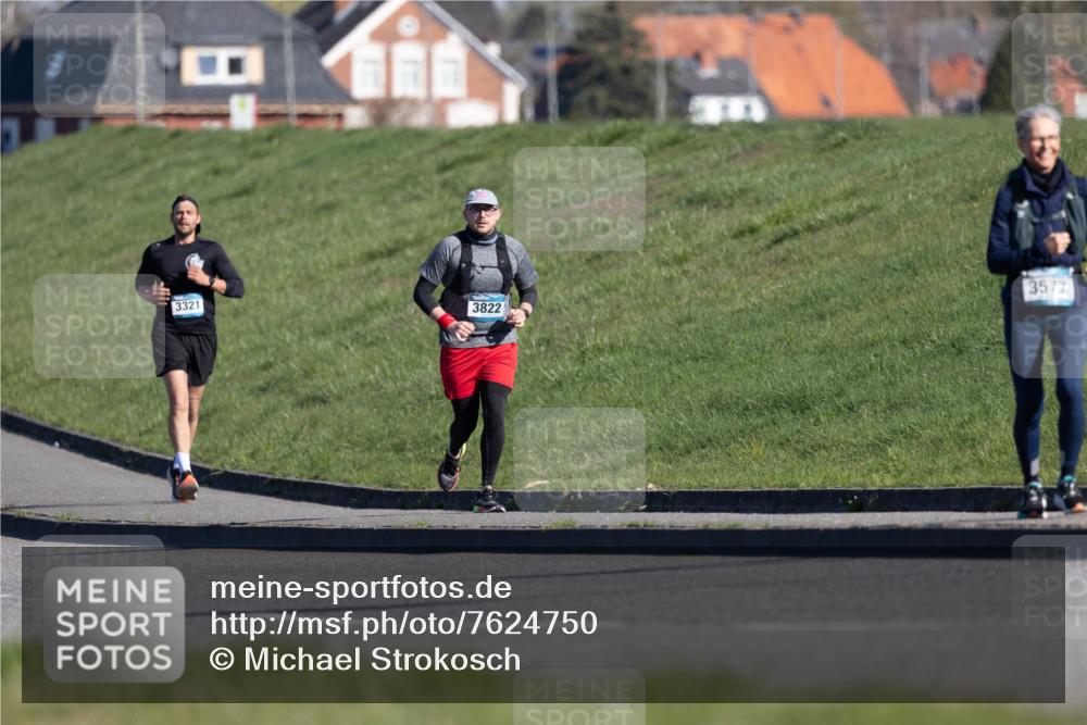06.04.2025 - 44. Internationalen Wilhelmsburger Insellauf Michael Strokosch http://msf.ph/oto/7624750 06.04.2025 10:15:05 Laufen 3321, 3822, 3577 meine-sportfotos.de