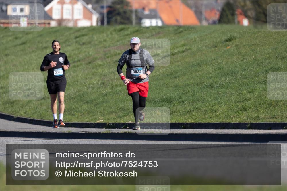 06.04.2025 - 44. Internationalen Wilhelmsburger Insellauf Michael Strokosch http://msf.ph/oto/7624753 06.04.2025 10:15:09 Laufen 3321, 3822 meine-sportfotos.de