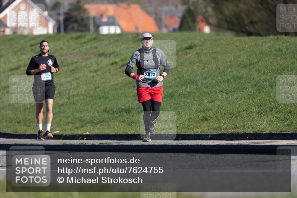 06.04.2025 - 44. Internationalen Wilhelmsburger Insellauf Michael Strokosch http://msf.ph/oto/7624755 06.04.2025 10:15:12 Laufen 3321, 3822 meine-sportfotos.de
