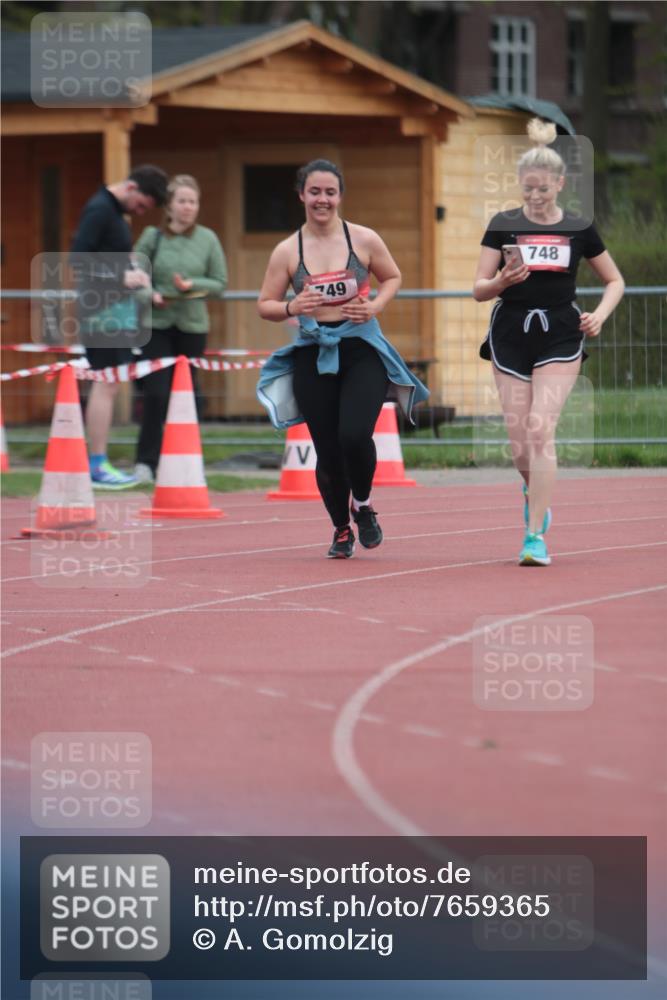 13.04.2025 - Hammer Lauf A. Gomolzig http://msf.ph/oto/7659365 13.04.2025 10:23:58 Ziel 748, 749 meine-sportfotos.de