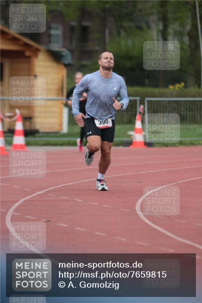 13.04.2025 - Hammer Lauf A. Gomolzig http://msf.ph/oto/7659815 13.04.2025 10:29:51 Ziel 390, 1066 meine-sportfotos.de