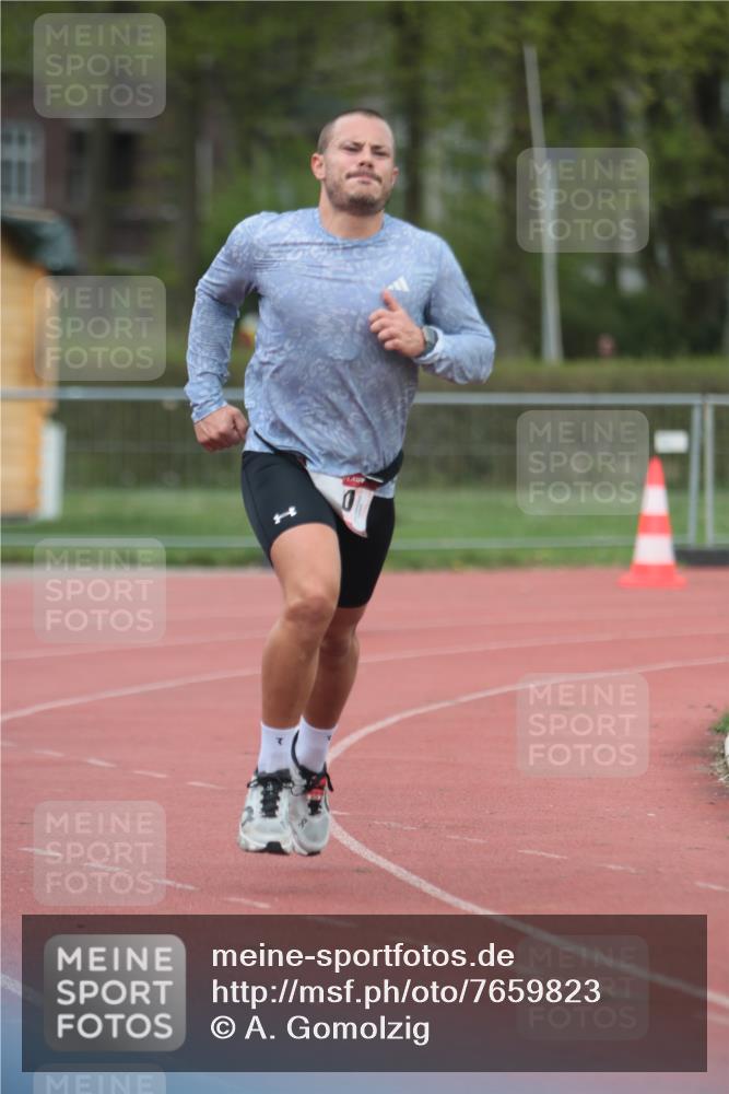 13.04.2025 - Hammer Lauf A. Gomolzig http://msf.ph/oto/7659823 13.04.2025 10:29:53 Ziel 390, 1066 meine-sportfotos.de