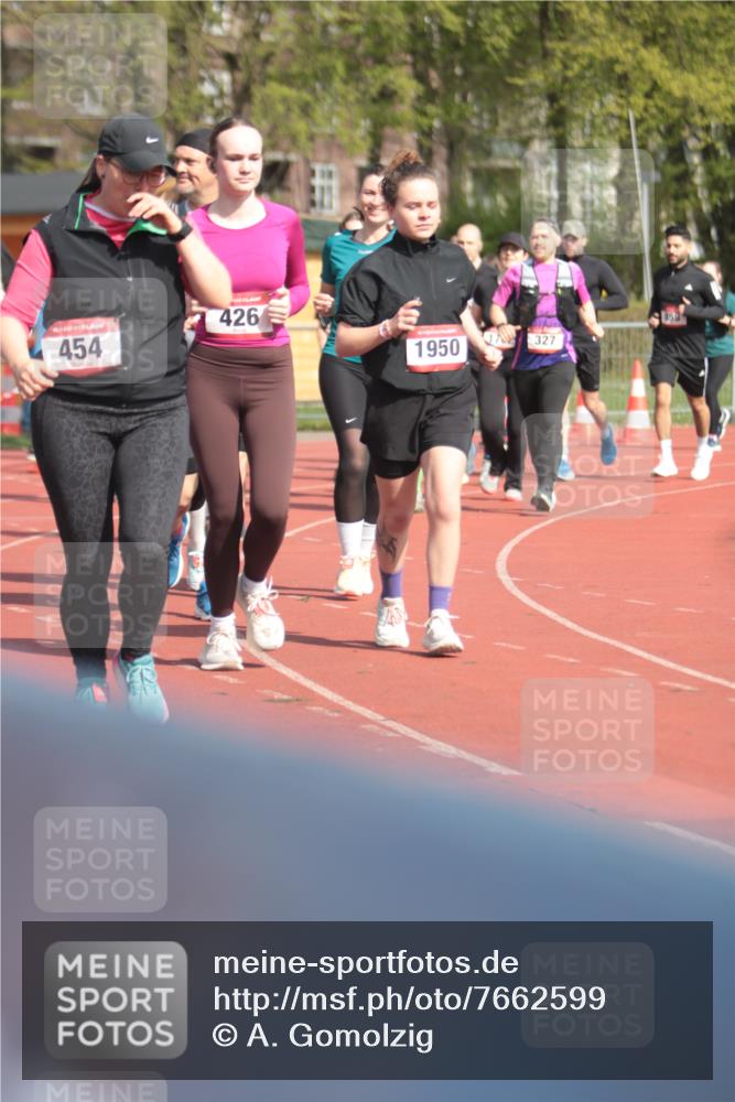 13.04.2025 - Hammer Lauf A. Gomolzig http://msf.ph/oto/7662599 13.04.2025 11:03:35 Ziel 20, 21, 172, 173, 177, 271, 327, 426, 442, 452, 454, 476, 479, 566, 633, 737, 858, 916, 1151, 1702, 1802, 1891, 1937, 1950 meine-sportfotos.de