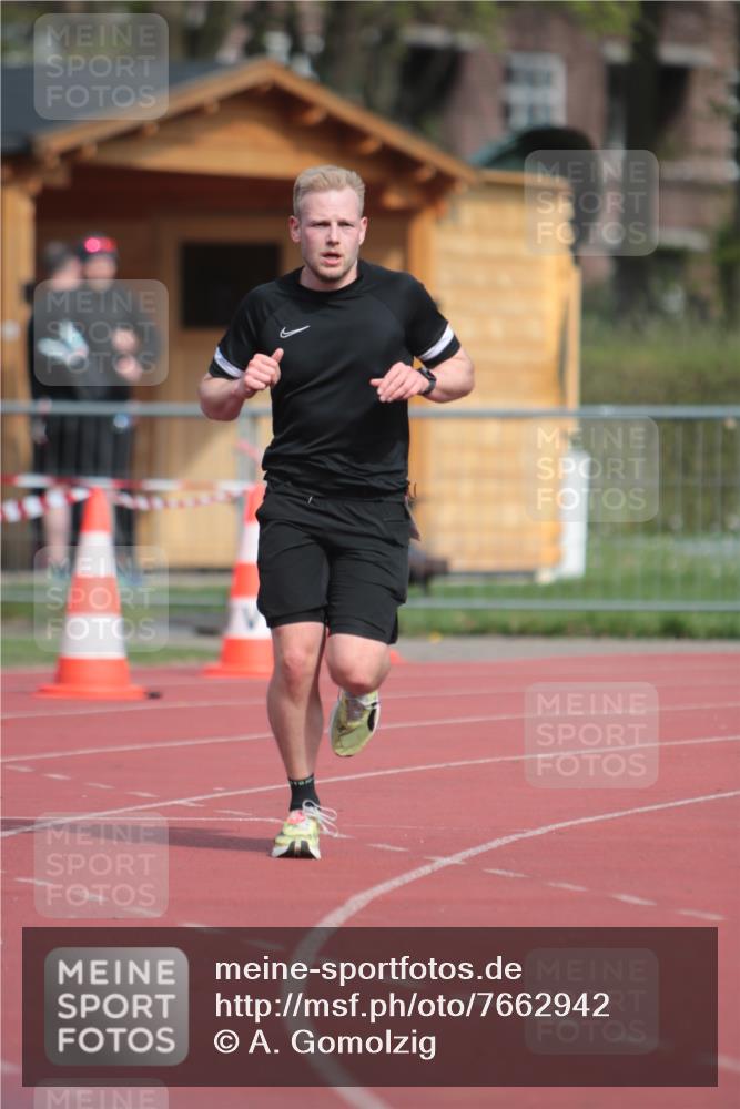 13.04.2025 - Hammer Lauf A. Gomolzig http://msf.ph/oto/7662942 13.04.2025 11:24:56 Ziel 452, 492, 493 meine-sportfotos.de