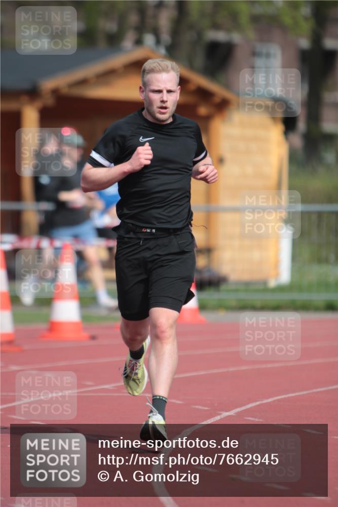 13.04.2025 - Hammer Lauf A. Gomolzig http://msf.ph/oto/7662945 13.04.2025 11:24:57 Ziel 452, 492, 493 meine-sportfotos.de