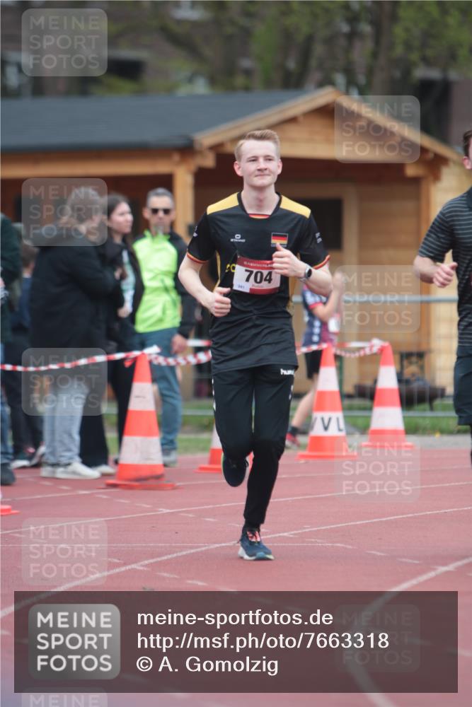 13.04.2025 - Hammer Lauf A. Gomolzig http://msf.ph/oto/7663318 13.04.2025 11:31:32 Ziel 109, 693, 704 meine-sportfotos.de