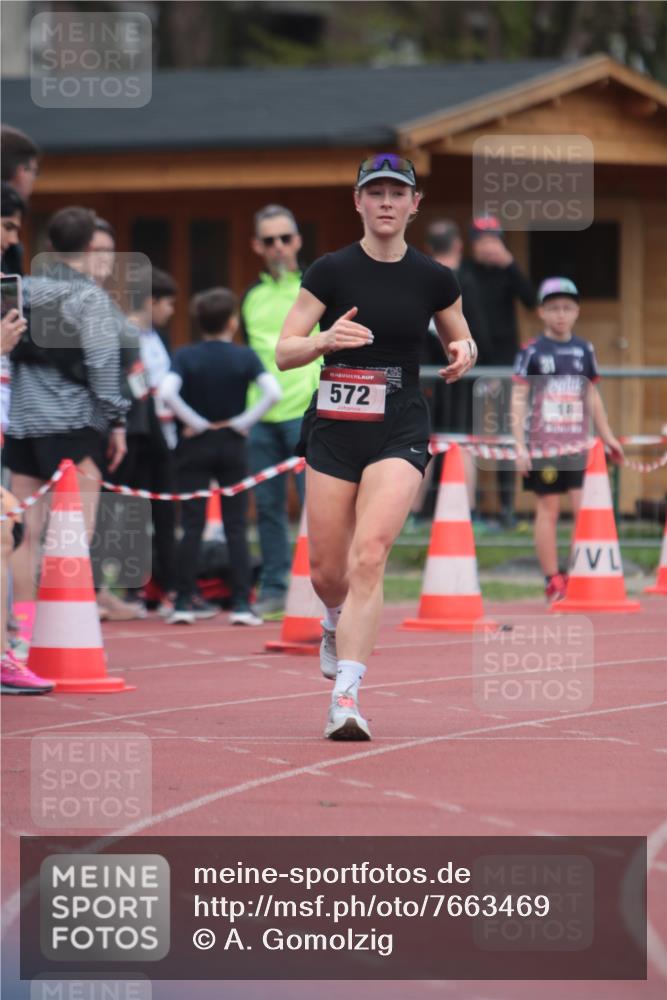 13.04.2025 - Hammer Lauf A. Gomolzig http://msf.ph/oto/7663469 13.04.2025 11:32:49 Ziel 414, 571, 572 meine-sportfotos.de