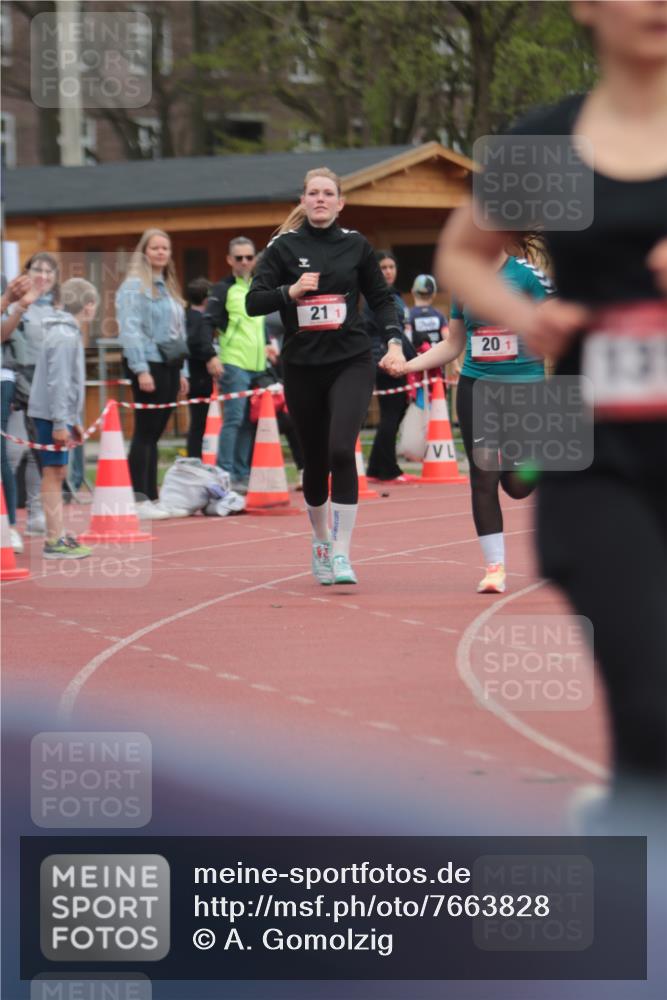 13.04.2025 - Hammer Lauf A. Gomolzig http://msf.ph/oto/7663828 13.04.2025 11:37:57 Ziel 20, 21, 1310 meine-sportfotos.de