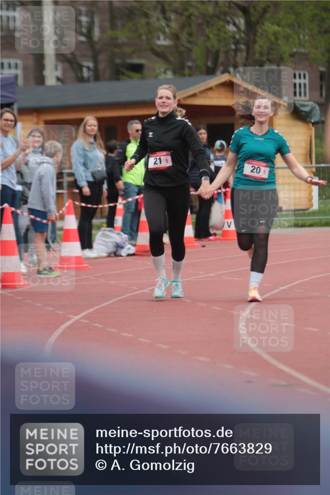 13.04.2025 - Hammer Lauf A. Gomolzig http://msf.ph/oto/7663829 13.04.2025 11:37:57 Ziel 20, 21, 1310 meine-sportfotos.de