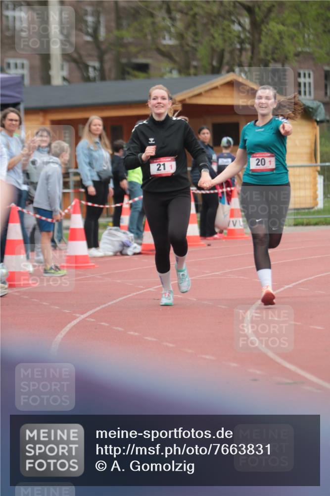 13.04.2025 - Hammer Lauf A. Gomolzig http://msf.ph/oto/7663831 13.04.2025 11:37:57 Ziel 20, 21, 1310 meine-sportfotos.de