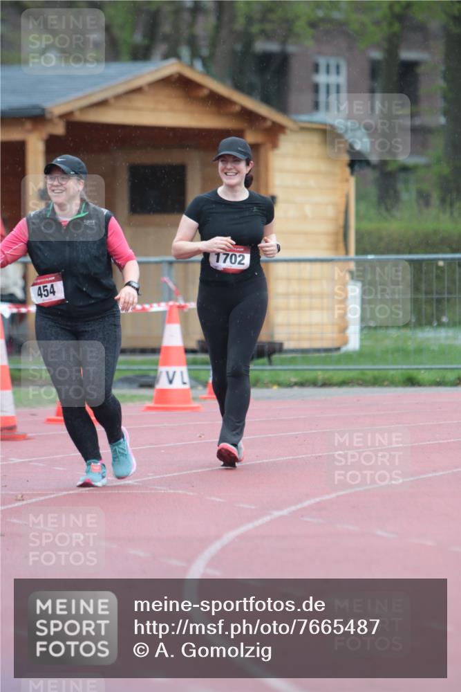 13.04.2025 - Hammer Lauf A. Gomolzig http://msf.ph/oto/7665487 13.04.2025 12:13:49 Ziel 454, 1044, 1702 meine-sportfotos.de