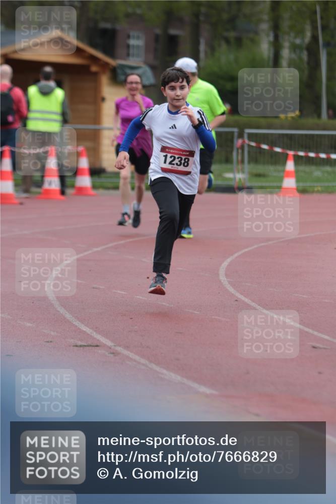 13.04.2025 - Hammer Lauf A. Gomolzig http://msf.ph/oto/7666829 13.04.2025 12:47:26 Ziel 246, 247 meine-sportfotos.de