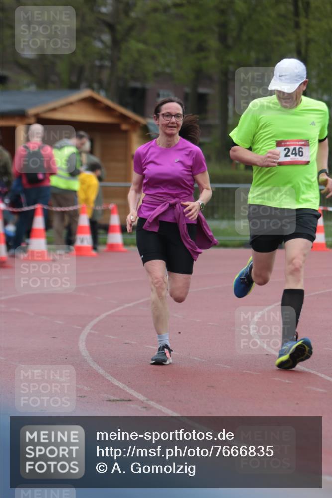 13.04.2025 - Hammer Lauf A. Gomolzig http://msf.ph/oto/7666835 13.04.2025 12:47:28 Ziel 246, 247 meine-sportfotos.de