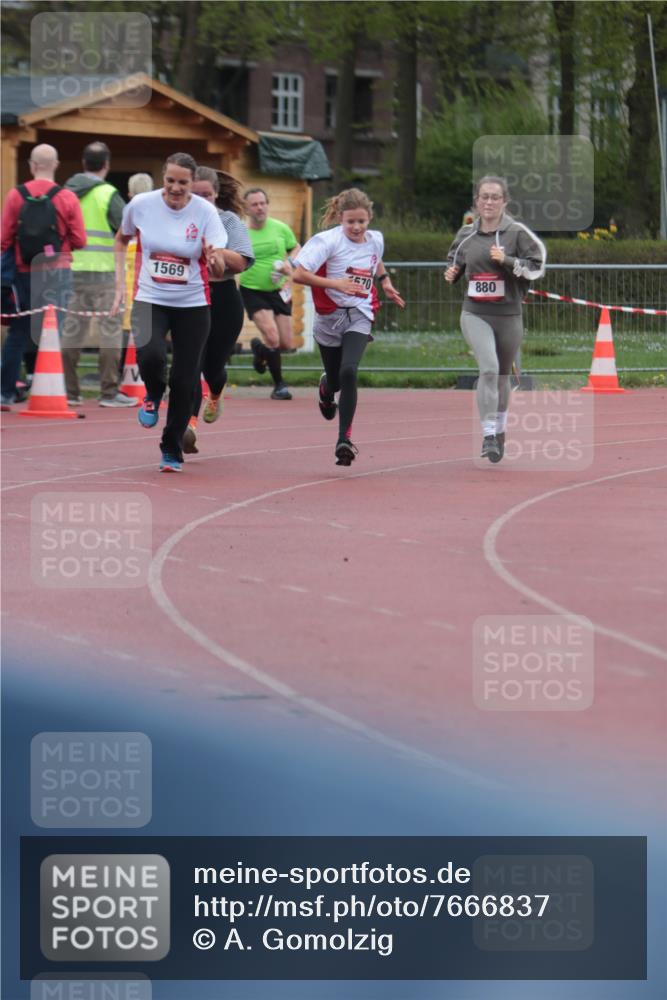 13.04.2025 - Hammer Lauf A. Gomolzig http://msf.ph/oto/7666837 13.04.2025 12:47:42 Ziel 228, 879, 880, 1569, 1570 meine-sportfotos.de