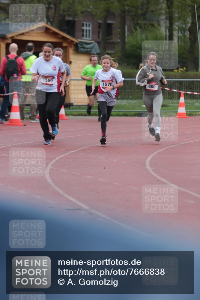 13.04.2025 - Hammer Lauf A. Gomolzig http://msf.ph/oto/7666838 13.04.2025 12:47:42 Ziel 228, 879, 880, 1569, 1570 meine-sportfotos.de