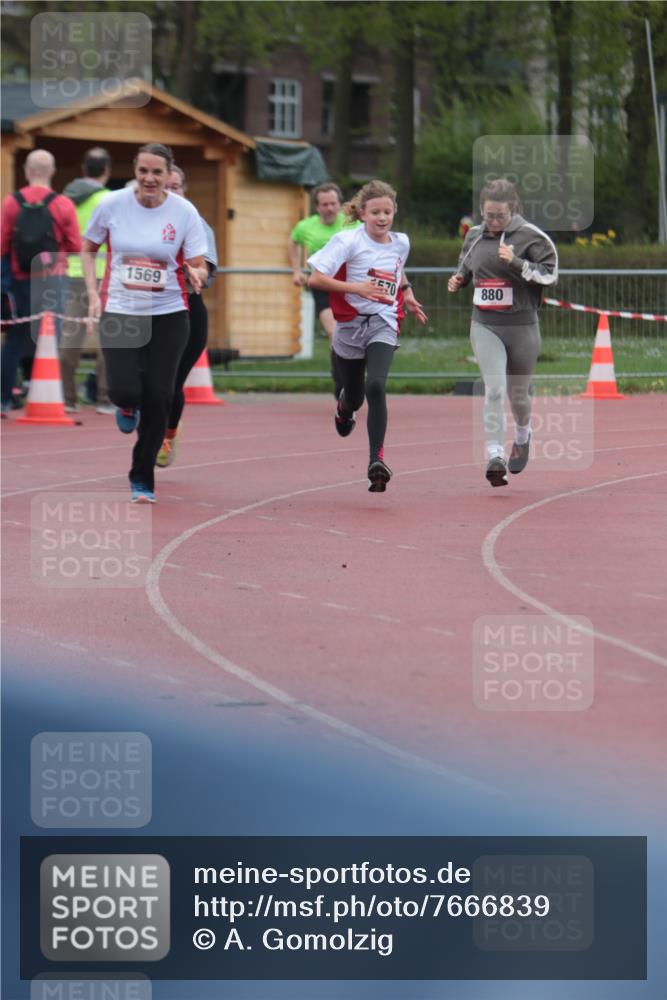 13.04.2025 - Hammer Lauf A. Gomolzig http://msf.ph/oto/7666839 13.04.2025 12:47:42 Ziel 228, 879, 880, 1569, 1570 meine-sportfotos.de