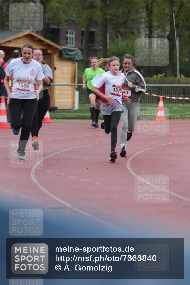 13.04.2025 - Hammer Lauf A. Gomolzig http://msf.ph/oto/7666840 13.04.2025 12:47:43 Ziel 228, 879, 880, 1569, 1570 meine-sportfotos.de