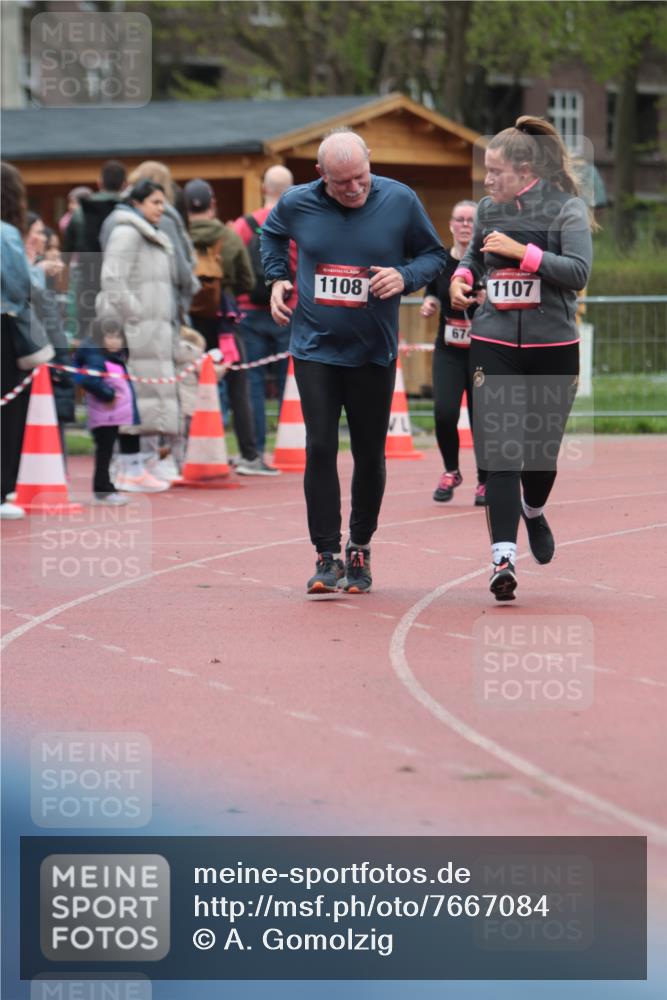 13.04.2025 - Hammer Lauf A. Gomolzig http://msf.ph/oto/7667084 13.04.2025 12:51:47 Ziel 674, 1107, 1108 meine-sportfotos.de