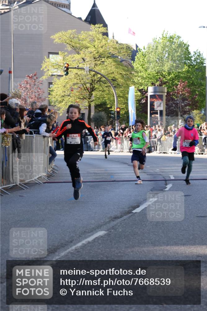 25.04.2025 - Das Zehntel Yannick Fuchs http://msf.ph/oto/7668539 26.04.2025 08:49:56 Ziel 1549, 1750, 2363, 2637, 2655, 2739, 3455 meine-sportfotos.de