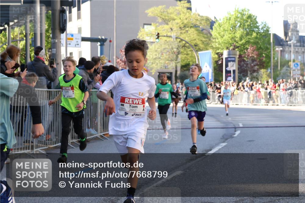 25.04.2025 - Das Zehntel Yannick Fuchs http://msf.ph/oto/7668799 26.04.2025 08:50:38 Ziel 1114, 1473, 1476, 2156, 2166, 2392, 2643, 2711, 2731, 2852, 2903, 2920, 2935, 3210, 3214 meine-sportfotos.de