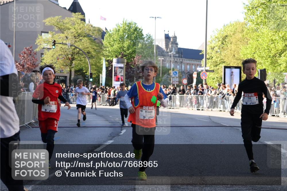 25.04.2025 - Das Zehntel Yannick Fuchs http://msf.ph/oto/7668965 26.04.2025 08:51:00 Ziel 1080, 1087, 1484, 1748, 1781, 1787, 1922, 2321, 2325, 2356, 2474, 2709, 2718, 2778, 2795, 2827, 2832, 2919, 3040, 3231, 3415, 3710, 3865 meine-sportfotos.de