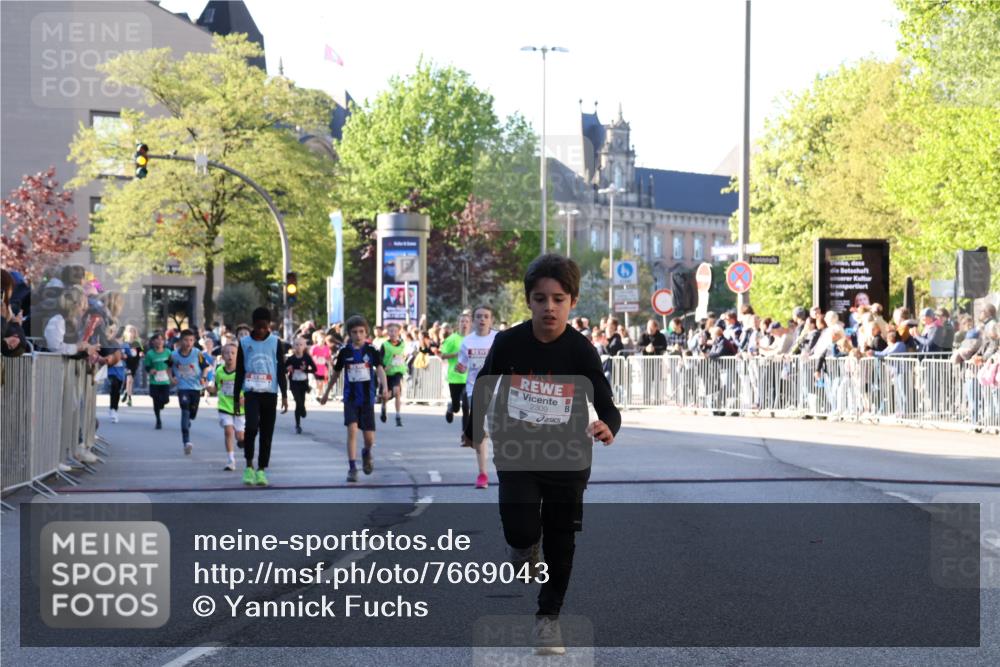 25.04.2025 - Das Zehntel Yannick Fuchs http://msf.ph/oto/7669043 26.04.2025 08:51:15 Ziel 1177, 1488, 1546, 1757, 2010, 2213, 2309, 2348, 2621, 2667, 2672, 2848, 2914, 2919, 3049, 3066, 3097, 3099, 3188, 3415, 3710, 3808, 3877 meine-sportfotos.de