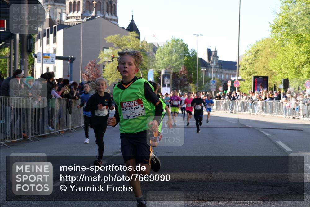 25.04.2025 - Das Zehntel Yannick Fuchs http://msf.ph/oto/7669090 26.04.2025 08:51:24 Ziel 1112, 1113, 1171, 1177, 1488, 1546, 1621, 1757, 1943, 2010, 2213, 2348, 2481, 2505, 2621, 2644, 2684, 2700, 2779, 2853, 2907, 2960, 2975, 3049, 3066, 3097, 3188, 3486, 3538, 3856, 3877 meine-sportfotos.de