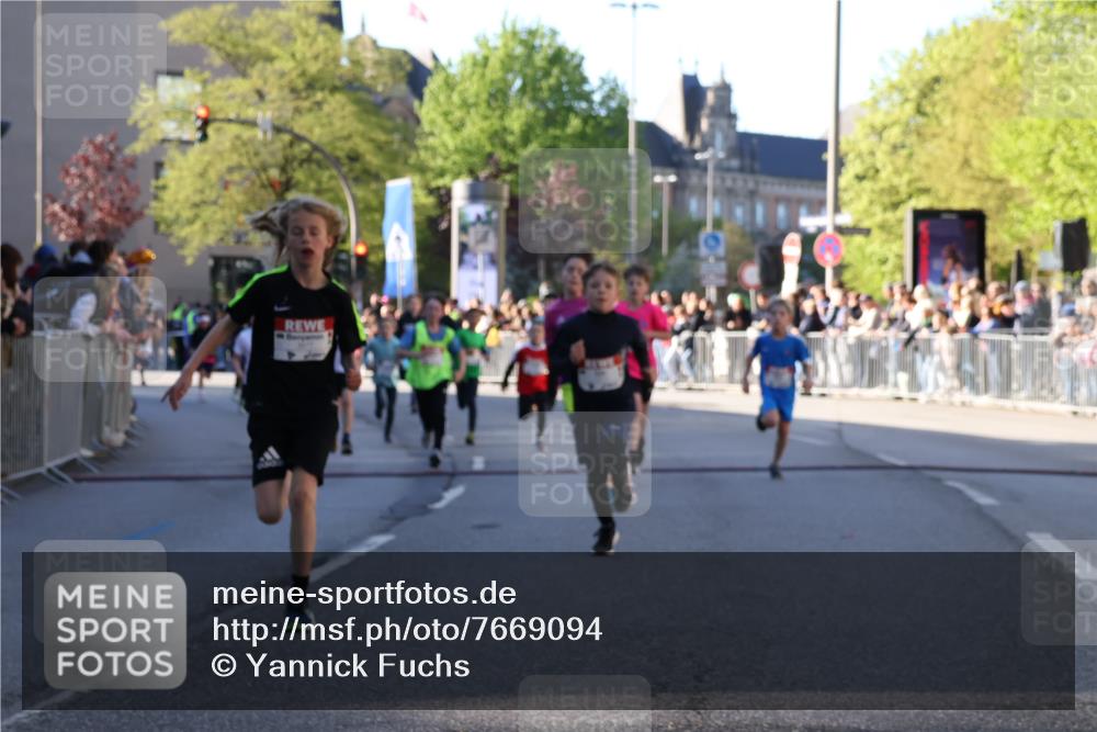 25.04.2025 - Das Zehntel Yannick Fuchs http://msf.ph/oto/7669094 26.04.2025 08:51:25 Ziel 1112, 1113, 1171, 1177, 1488, 1546, 1621, 1757, 1943, 2010, 2213, 2481, 2505, 2621, 2644, 2684, 2700, 2779, 2853, 2907, 2960, 2975, 3049, 3066, 3097, 3486, 3538, 3856, 3877 meine-sportfotos.de