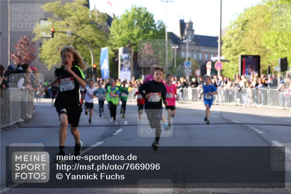 25.04.2025 - Das Zehntel Yannick Fuchs http://msf.ph/oto/7669096 26.04.2025 08:51:25 Ziel 1112, 1113, 1171, 1177, 1488, 1546, 1621, 1757, 1943, 2010, 2213, 2481, 2505, 2621, 2644, 2684, 2700, 2779, 2853, 2907, 2960, 2975, 3049, 3066, 3097, 3486, 3538, 3856, 3877 meine-sportfotos.de